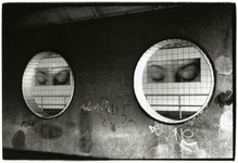 402689 Afbeelding van enkele tegeltableaus met gesloten ogen in de Leidseveertunnel te Utrecht.